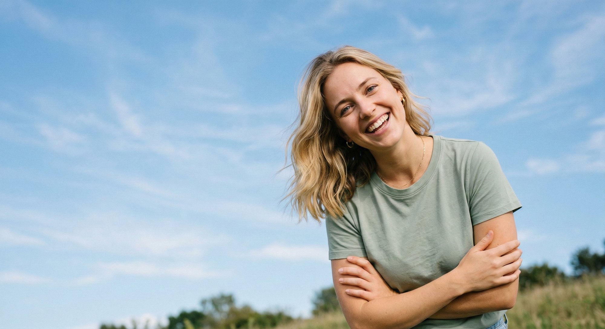 Zufriedene Kundin prüft Entschädigung auf dem Smartphone